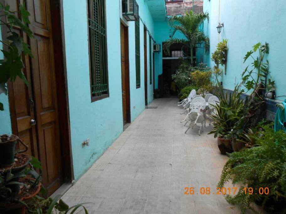 Terraza Interior abierta y Habitaciones
