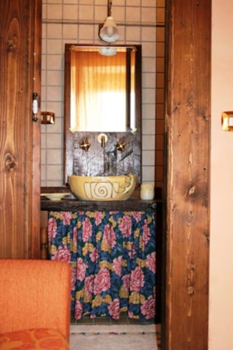 Bagno; tutti i lavabi, portaspazzolino, porta sapone sono opera di artista o artigianato locale.