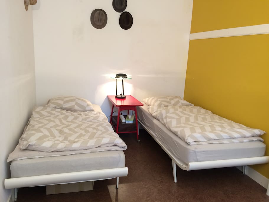 2 single beds can to your liking also be one Kingsize double with top-mattress.