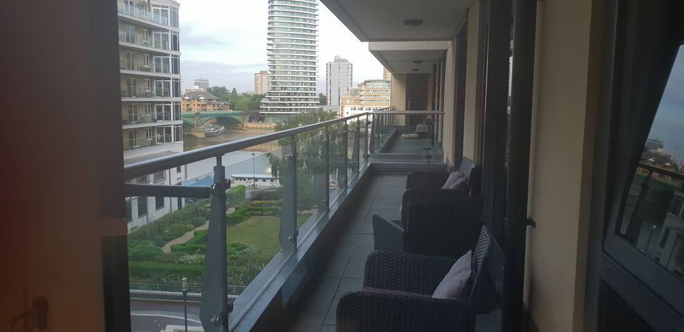 LUXURIOUS 3 BEDROOM BY THE RIVER gallery image 3