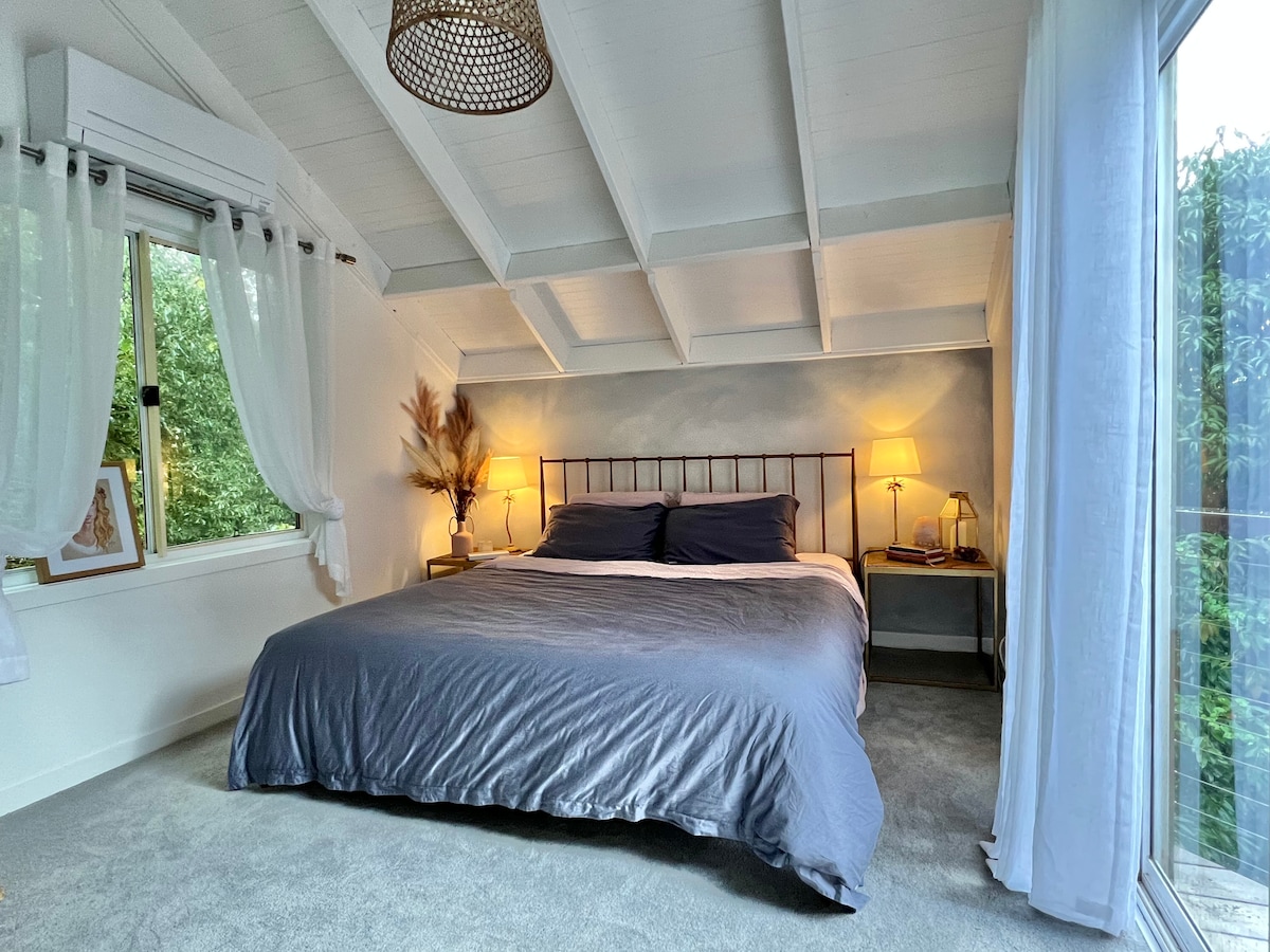 Мек нов килим, чувствителен към алергии, с двойно легло и ръчно боядисана стена.