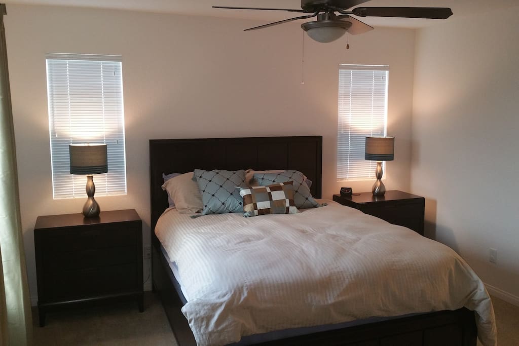 Master bedroom (queen bed)
