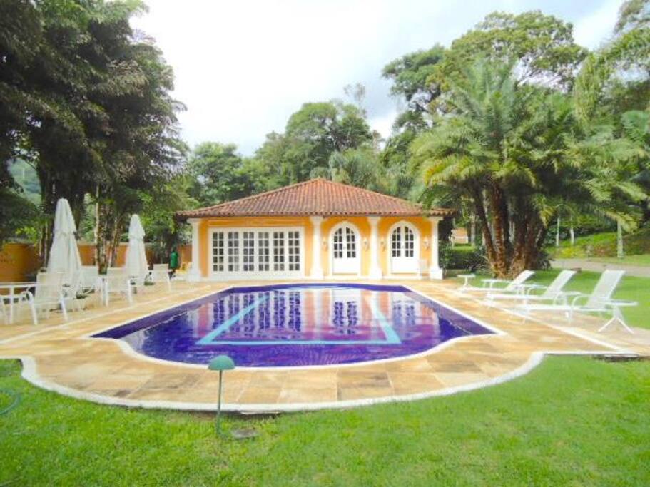 Piscina aquecida, sauna e bar na área comum.