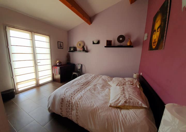 dhomë gjumi dopio, kati përdhes, pamje nga kopshti.