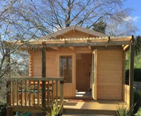 Detached warm cabin - views, kitchenette & hot tub