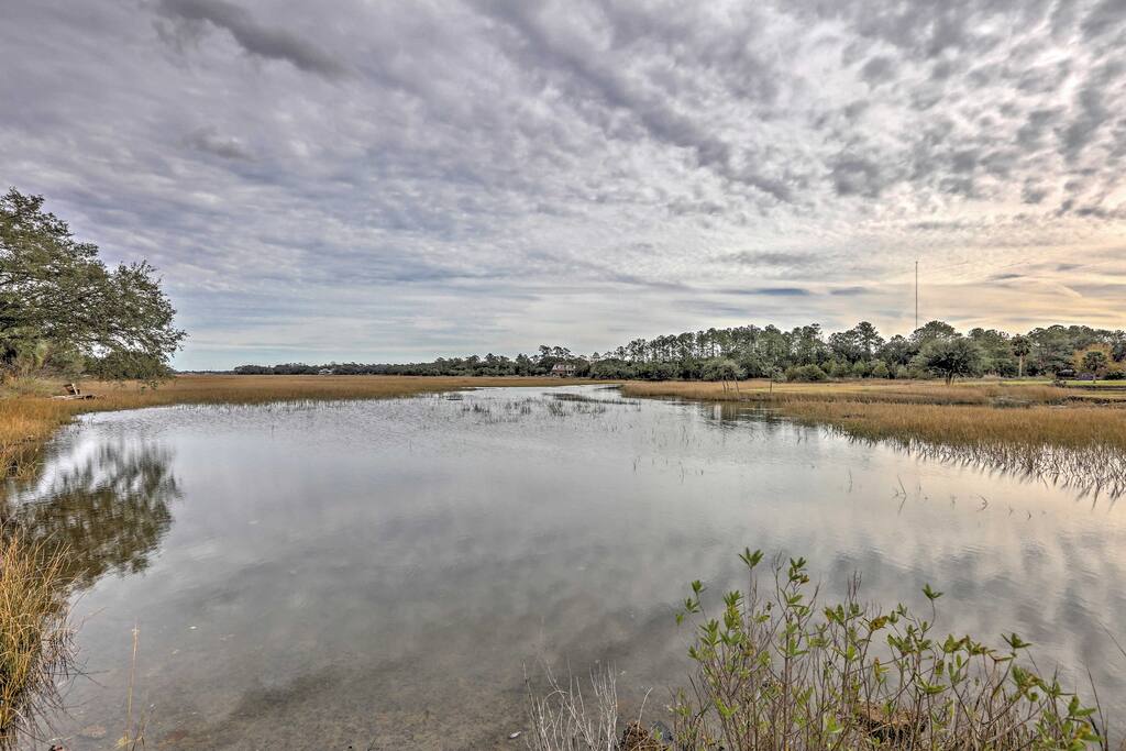 Enjoy access to this saltwater river, just 3 blocks from the home.