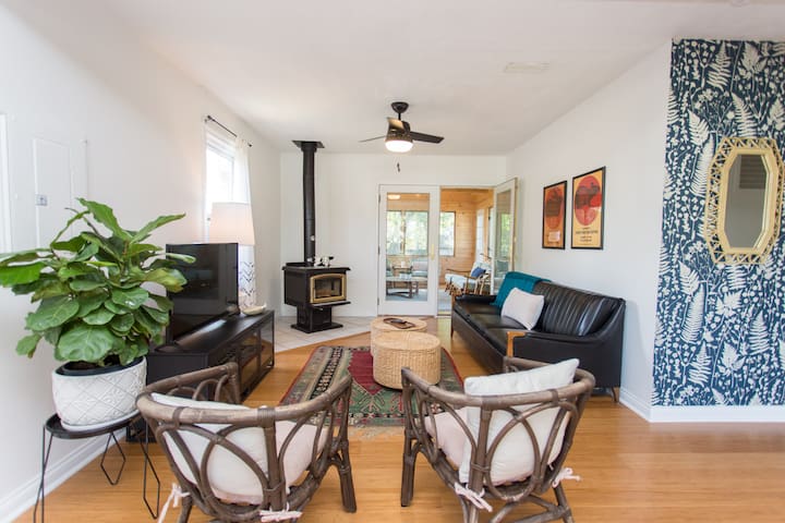 TV lounge where you can watch cable, Netflix and Hulu