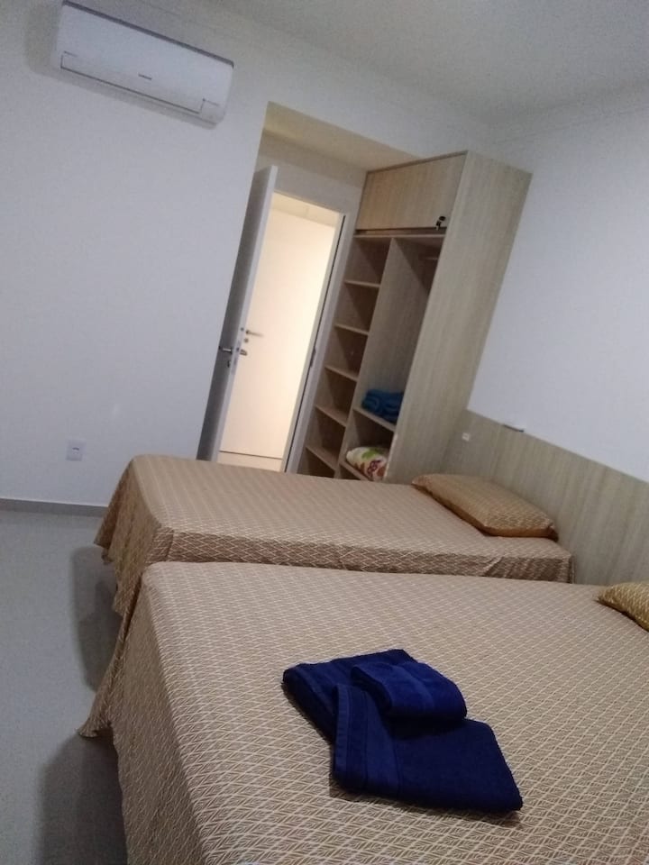 Spálňa s klimatizáciou a 1 manželskou posteľou + 1 jednolôžková posteľ