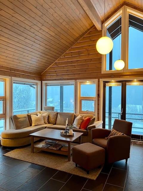 Popular Airbnb listing: Villa Vakre Lyngen - panorama towards Lyngsalpan in Lyngen