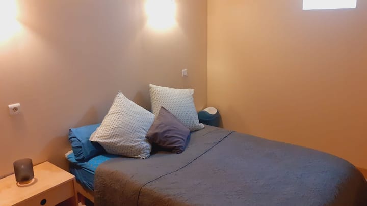 Dormitorio con cama matrimonial arriba 