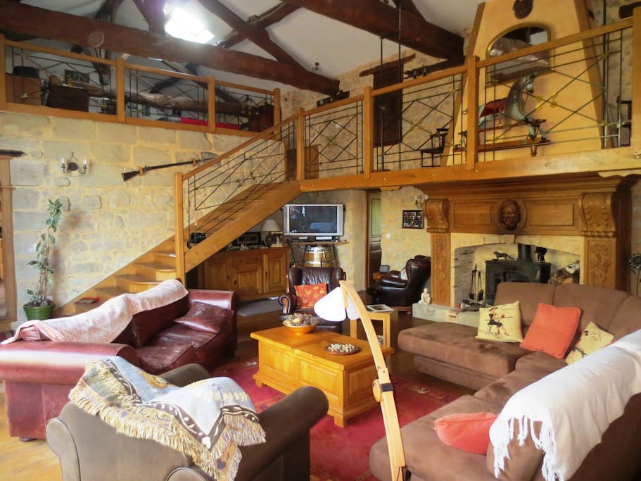 Spacious Lounge & Mezzanine