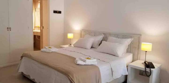 אפשר לבחור בין מיטה זוגית אחת ל...