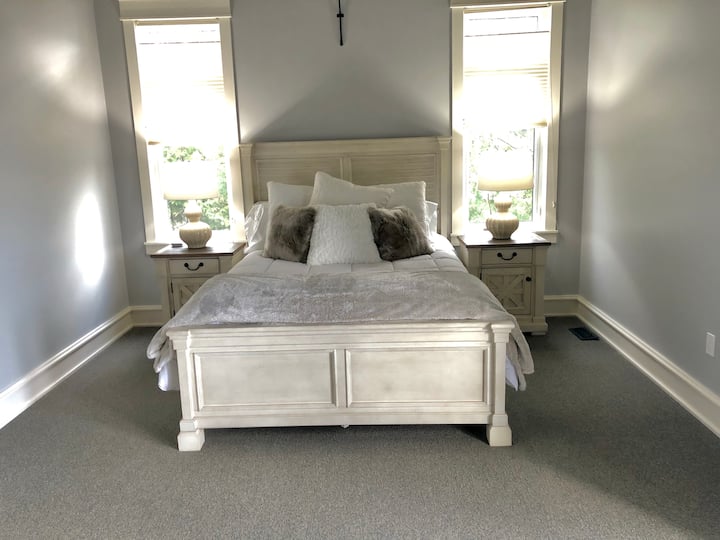Duerme como una cama tamaño king y una reina en este cómodo dormitorio principal del segundo piso.