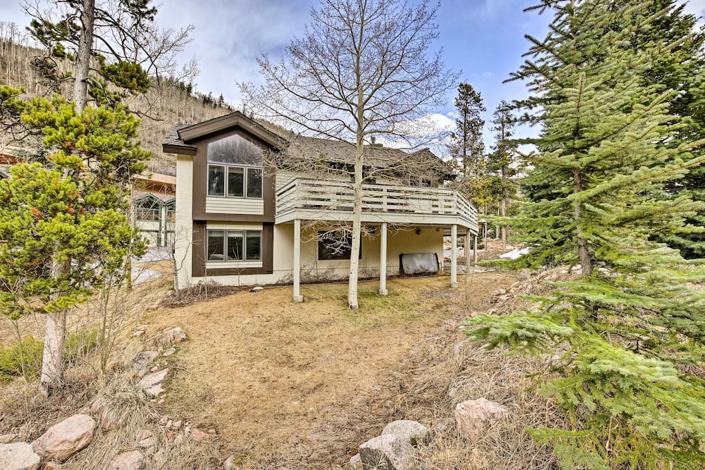 Panoramic mountain views welcome you to your 2,000-square-foot home.