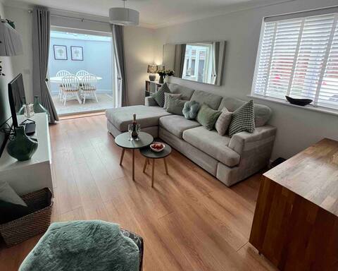 Weymouth nest with FREE parking, 10 min to beach