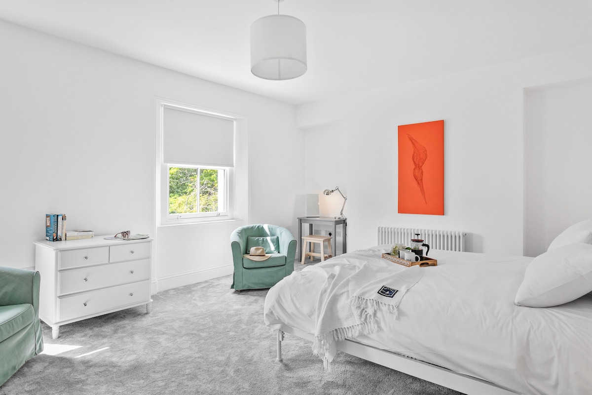 מקום מפלט יוקרתי בקומה השנייה. שטיחים מפוארים, חלונות הפונים דרומה ממסגרים נופים של פארק הו. עבודה או פתיחה לפינת העבודה/שולחן ההלבשה הנוח.
