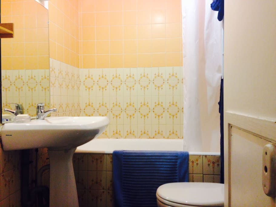 La salle de bain est correcte.