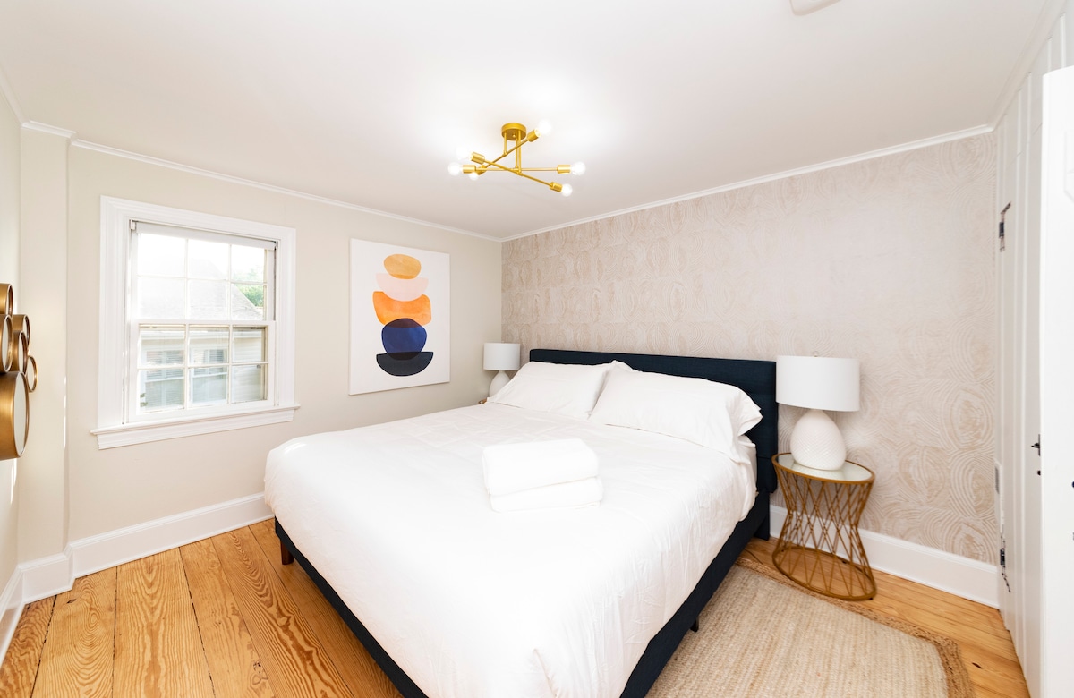 "Vitanda vilikuwa vizuri sana na tulilala vizuri sana!" - Mary Beth, **** * *
"Vitanda vilikuwa vizuri sana!" - Caitlin, ***** *
" Nyumba nzuri sana na maridadi kuliko hoteli mahususi! Vitanda ni vizuri..." - Lauren, ***** *
"Vitanda vyote vilikuwa vizuri sana na kila kitu kilikuwa bila doa." - Anna, **** *
Nyumba ya Ryan ina yote... vitanda vizuri, taulo za kifahari, kahawa tamu..." - Nikki, **** *
"Kweli, vitanda vizuri sana..." - Andrew, *****