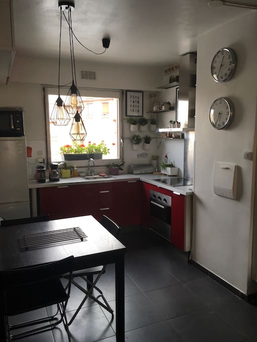 Cuisine équipée et fonctionnelle .