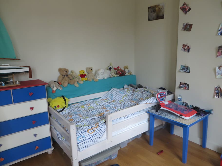The room with 1 bed 1person (wo can put another mattress)