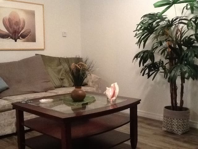 Southampton Apartment across from Golf Course
