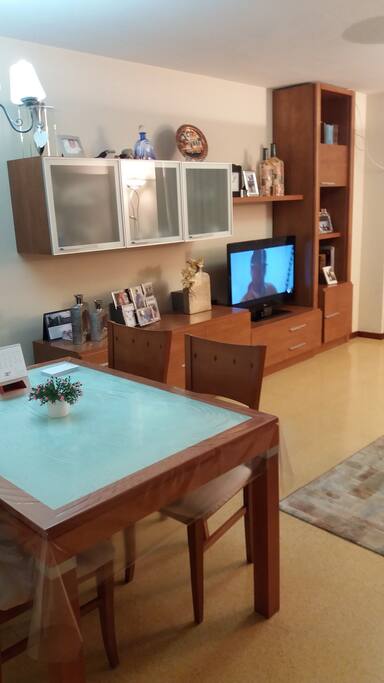 Salón, mueble, mesa, televisión.