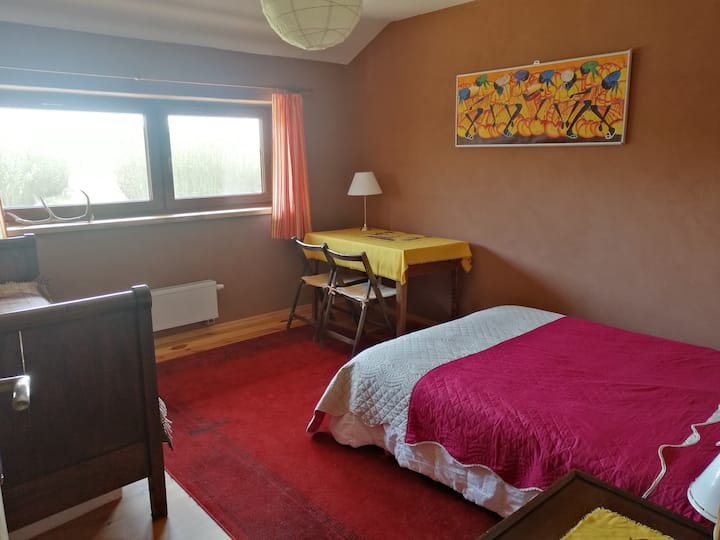 غرفة حمراء ، سرير مزدوج. 