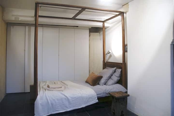 غرفة نوم بسرير مظلي