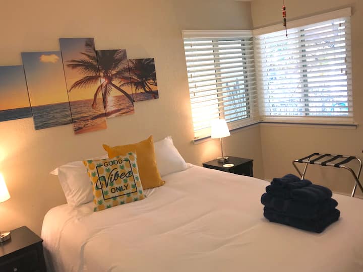 Krevat dopio "queen" me një ishull tropikal. Drita natyrale e diellit përmbyt dhomën me një dollap dhe një dollap. Llambat kanë porta USB.