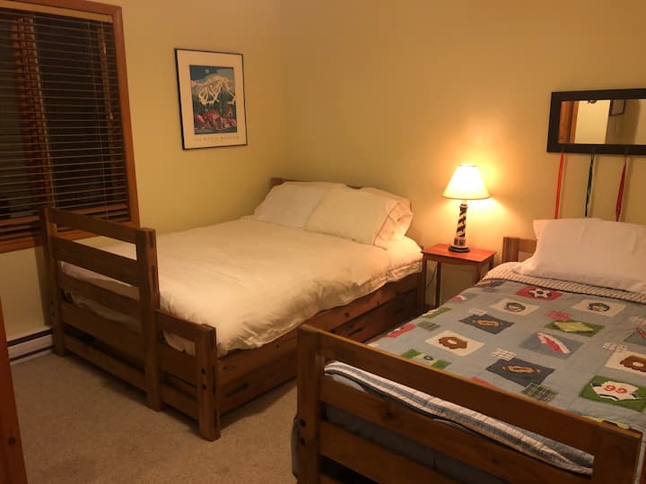 2ème chambre confortable. Lit Queen Size et lits jumeaux avec placard double 