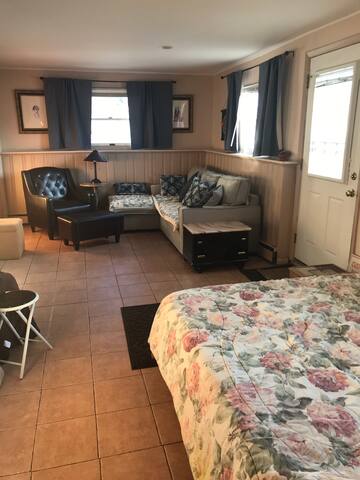 Prvt entrance spacious & bright 2 Rm apt near all