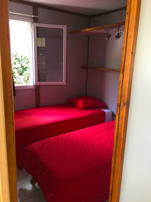 Chambre avec deux lits en 80