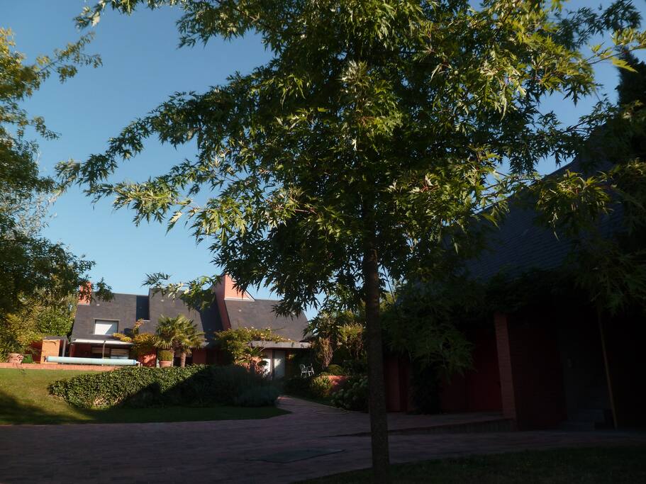 la chambre se trouve à l'étage du bâtiment situé à droite sur la photo.