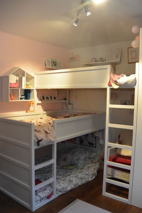 La chambre de nos filles qui comprend trois lits simples