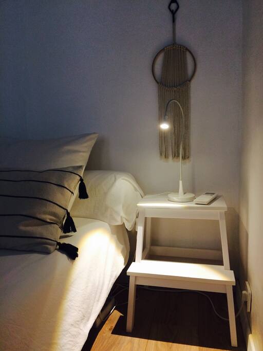 De nuit : une table de chevet, une liseuse et une multiprise pour recharger votre tablette, smartphone ...