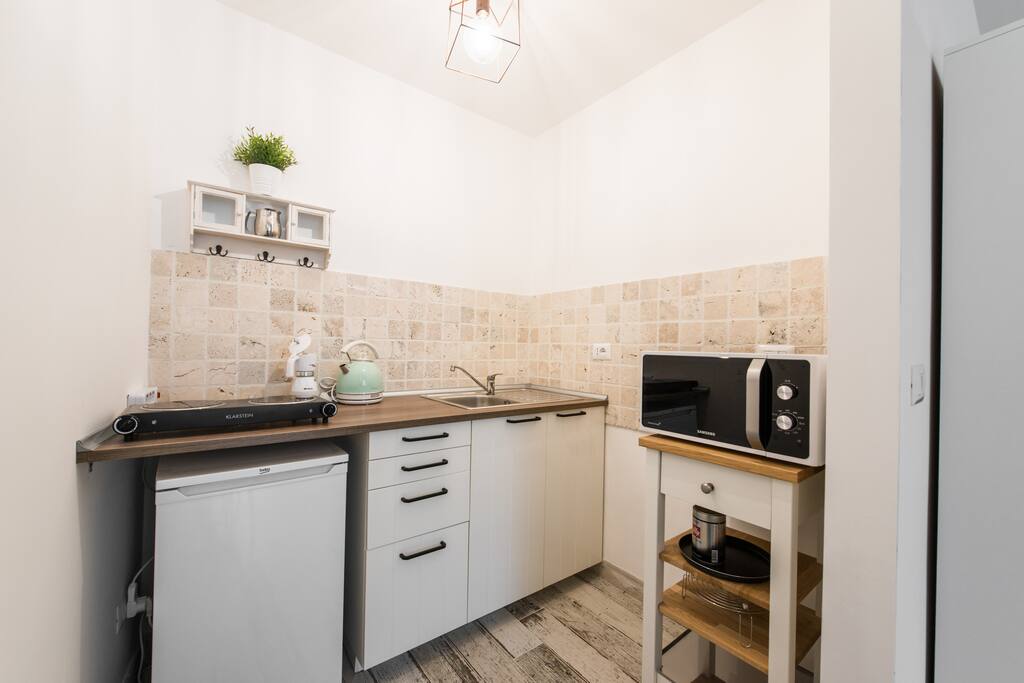 Cucina con piano cottura a induzione, forno a microonde con Grill, bollitore e macchinetta per il caffè elettrica. In frigo a disposizione acqua naturale e minerale al vostro arrivo.