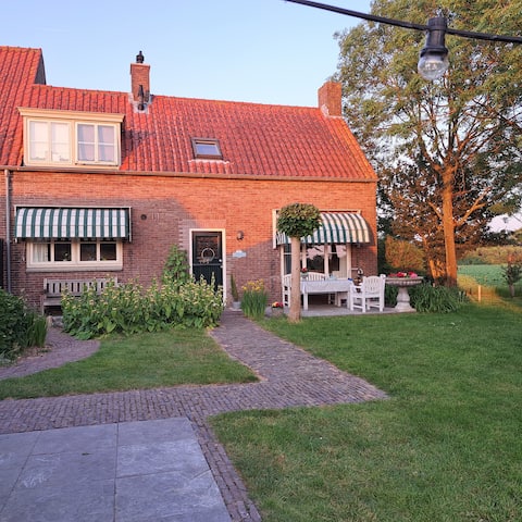 Rural farmhouse apartment
near the city and beach!