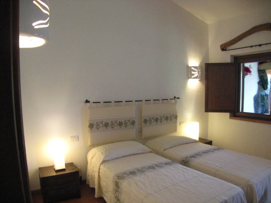 Camera da letto arredata in stile sardo