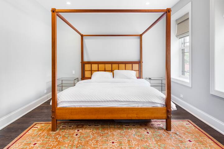 Spacious Five Bedroom Home in Trendy Chicago Neighborhood gallery image 5