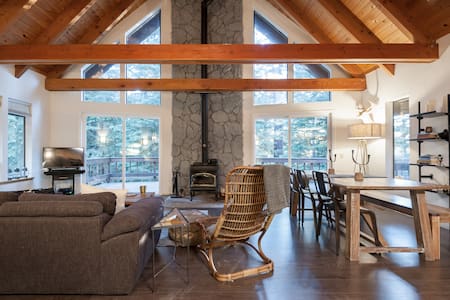 Hygge* Mountain Home - walkable & pet friendly!