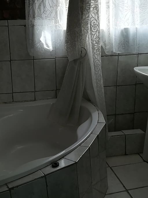 Bath with shower and toilet, with automatic washing machine