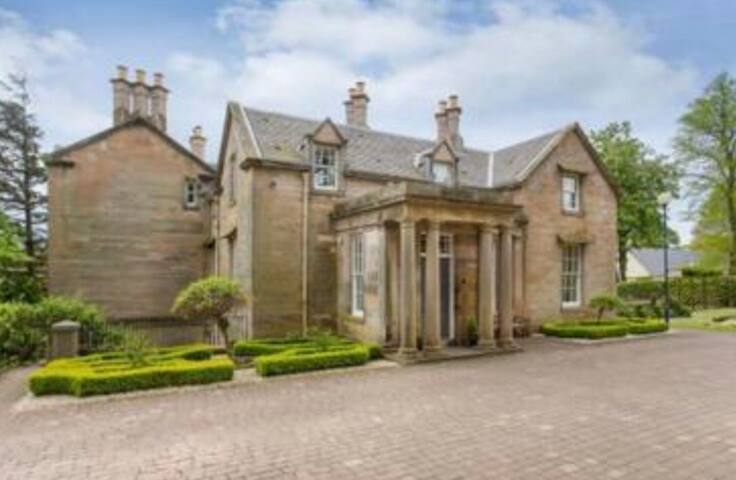 Luxury Edinburgh Period Property gallery image 4