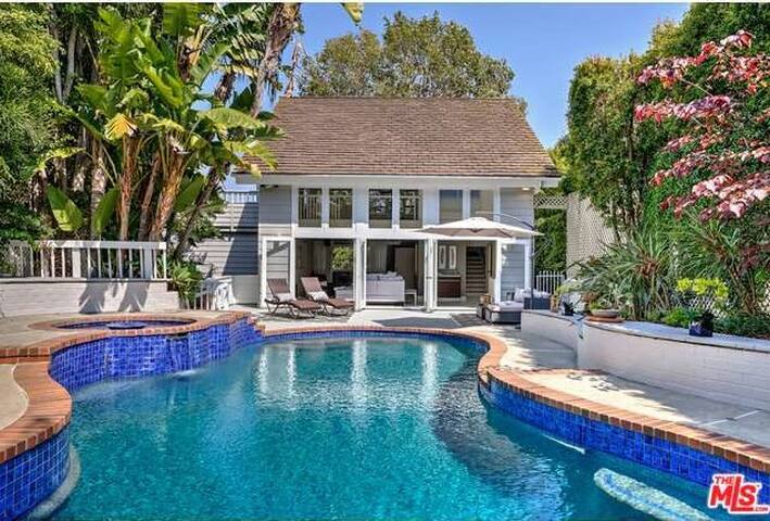 SECLUDED LUXURY COMPOUND CONVENIENTLY LOCATED gallery image 3