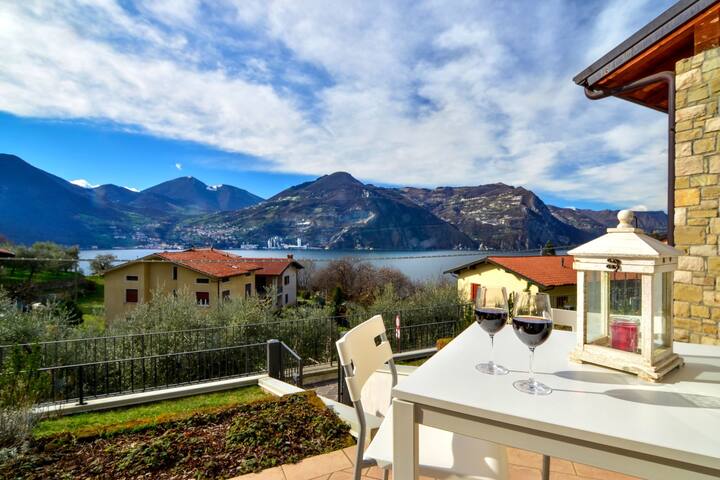 Appartamento con terrazzo con vista lago sull'isola senza auto