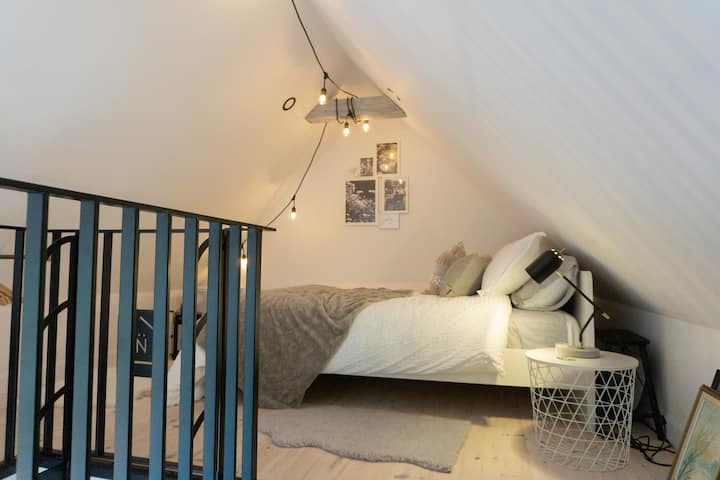 Mezzanine bedroom accessible by ladder 