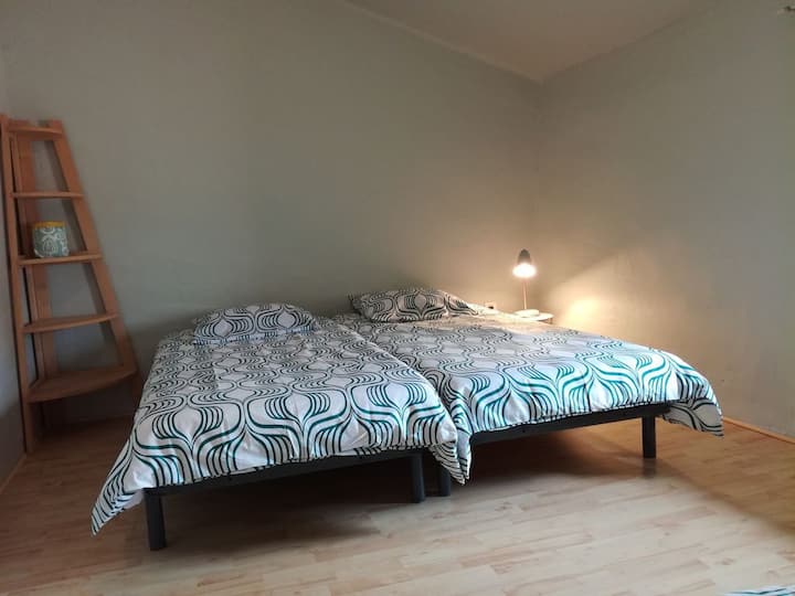 سريران في 90 (يمكن أن يكونان جنبًا إلى جنب أو منفصلين)