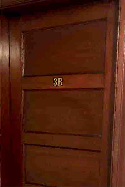 הדלת לחדר מסומנת ב -3B וכוללת מנעול מאובטח. 