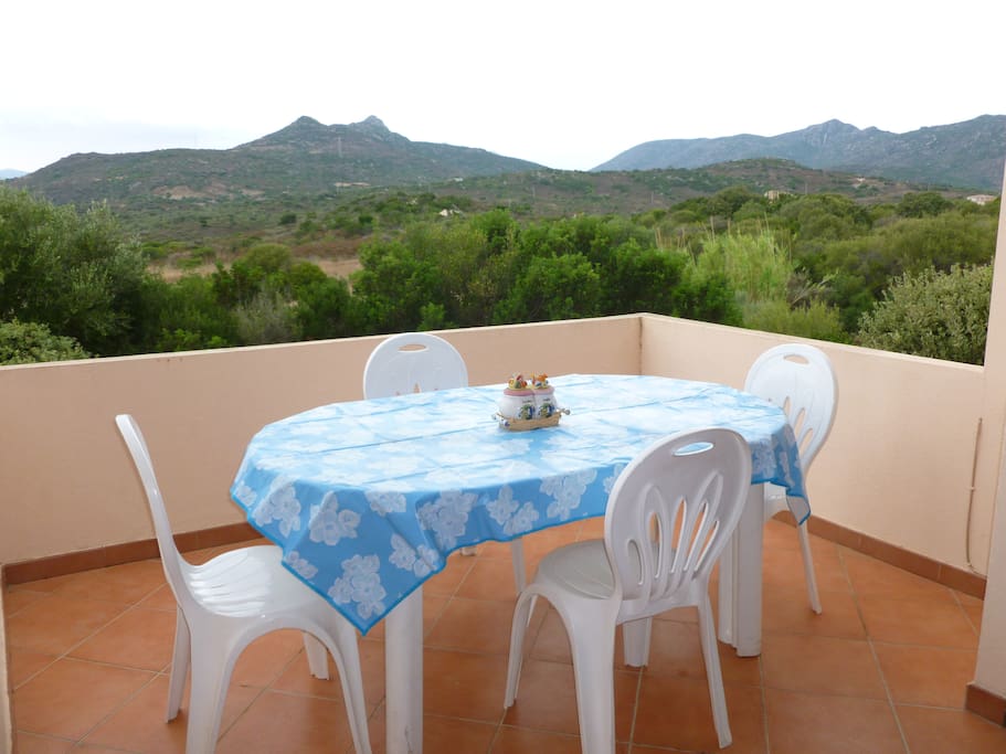 Veranda scoperta fronte soggiorno.