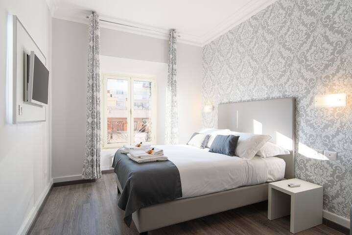 8 bedrooms apartment in front of metro station gallery image 3