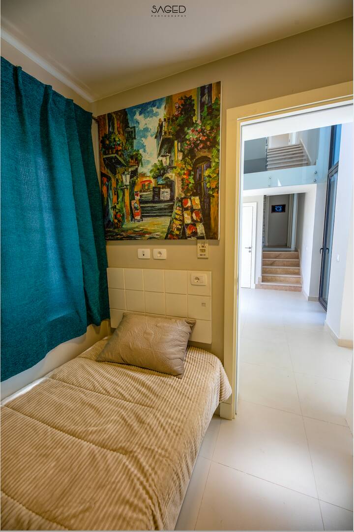 Single Bedroom with private bathroom - Ground Floor